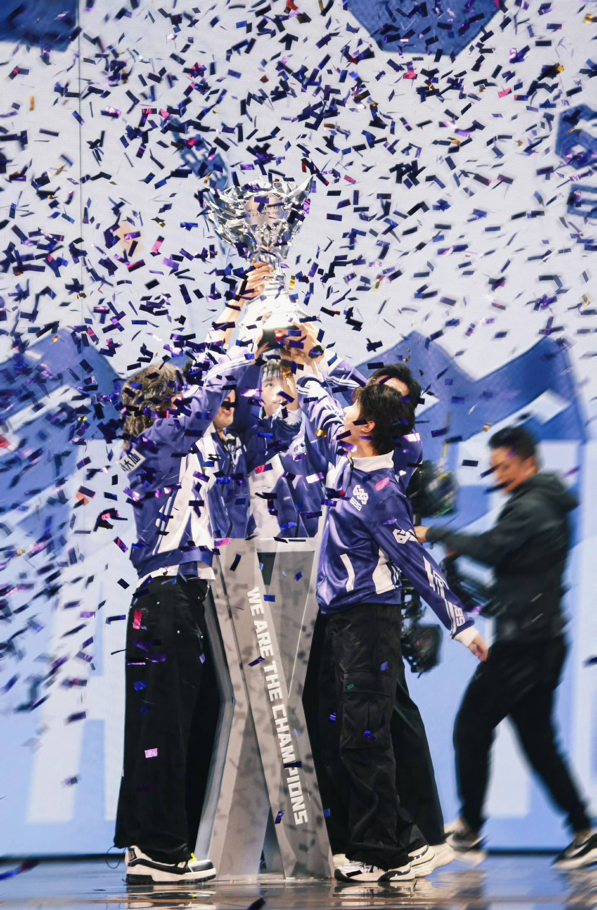 联赛总冠军产生,球员胜利喜悦引发球迷狂欢的简单介绍 联赛总冠军产生,球员胜利喜悦引发球迷狂欢的简单介绍