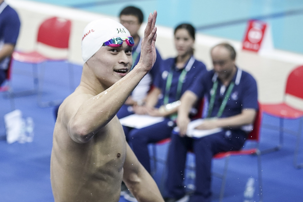 运动员冲刺最后一刻,赢得胜利 运动员冲刺最后一刻,赢得胜利