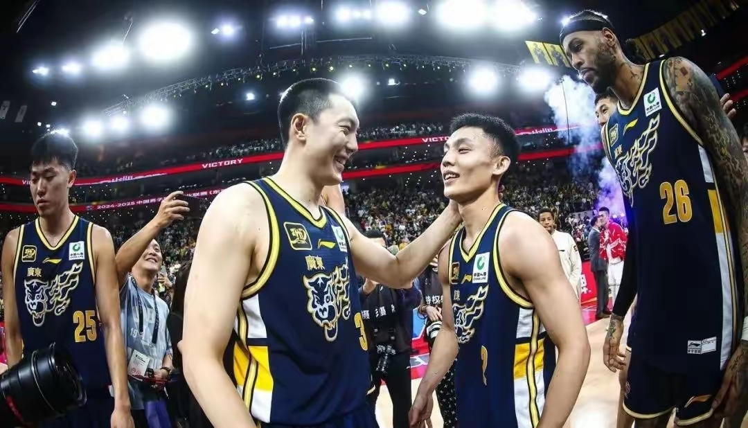 险胜封王,实力较量中尽显球员风采! 险胜封王,实力较量中尽显球员风采!