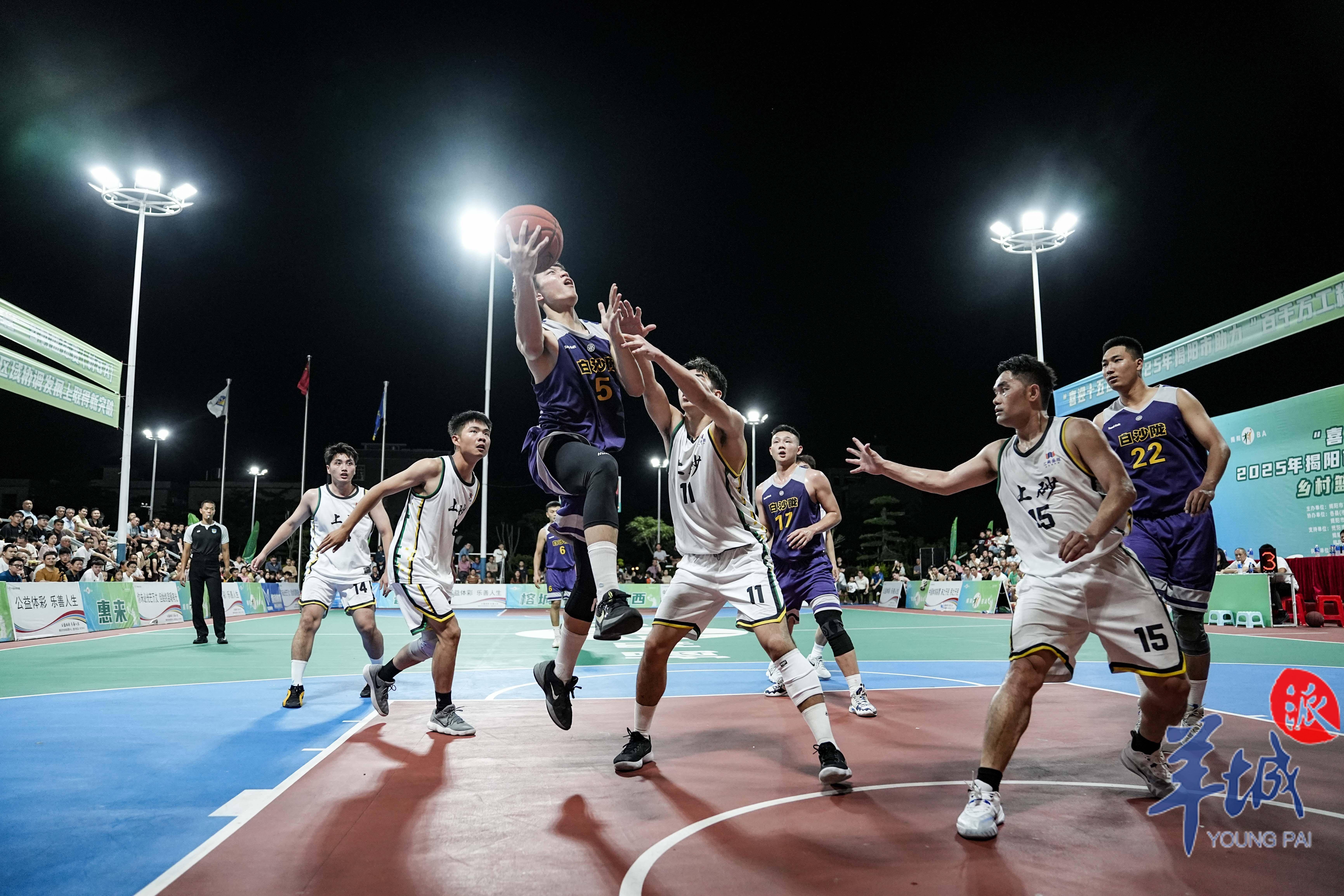 篮球名宿和球迷互动活动举行，深受欢迎