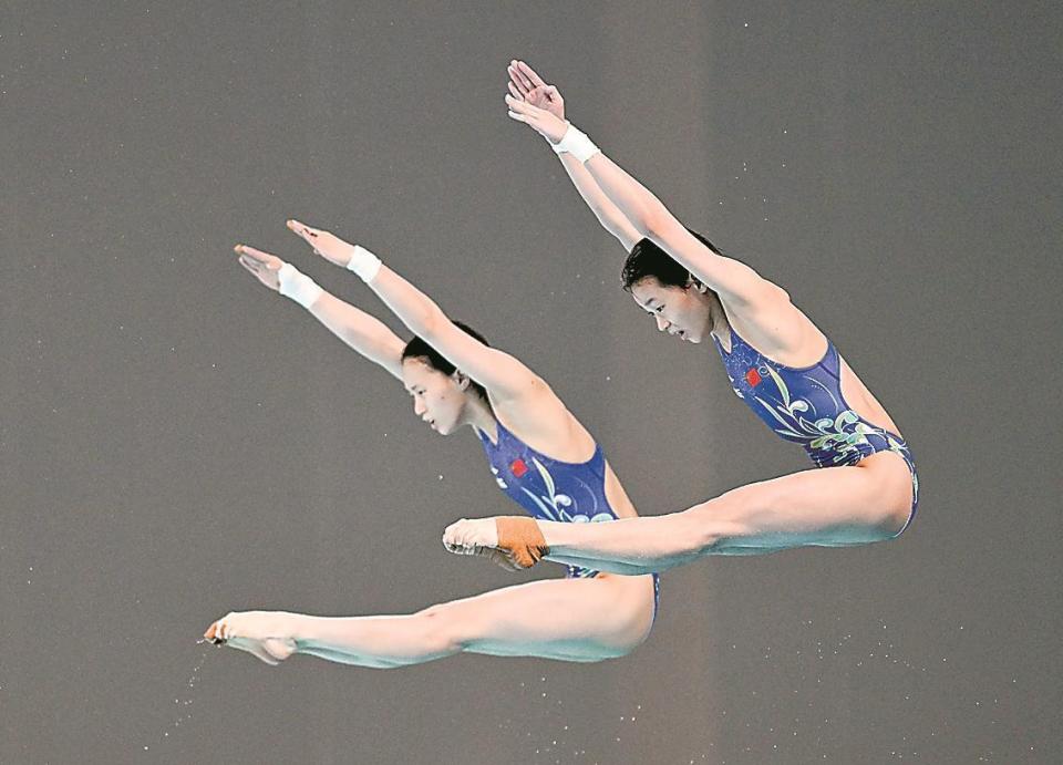 跳水混合双人跳台：中国选手包揽金银