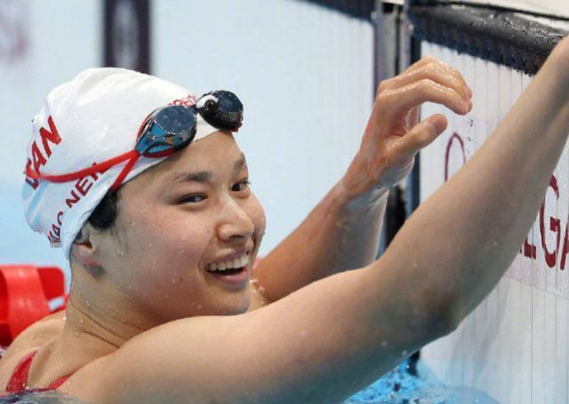 游泳比赛加拿大男选手夺得冠军