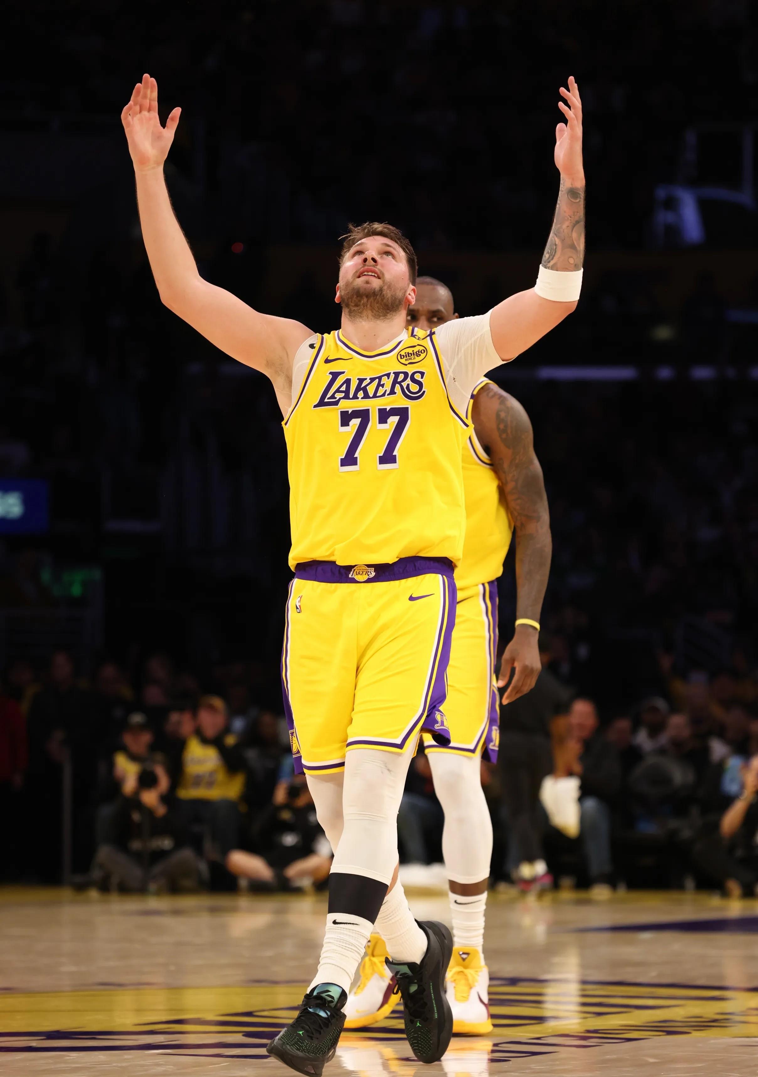 湖人主场击败掘金,保持不败 湖人主场击败掘金,保持不败