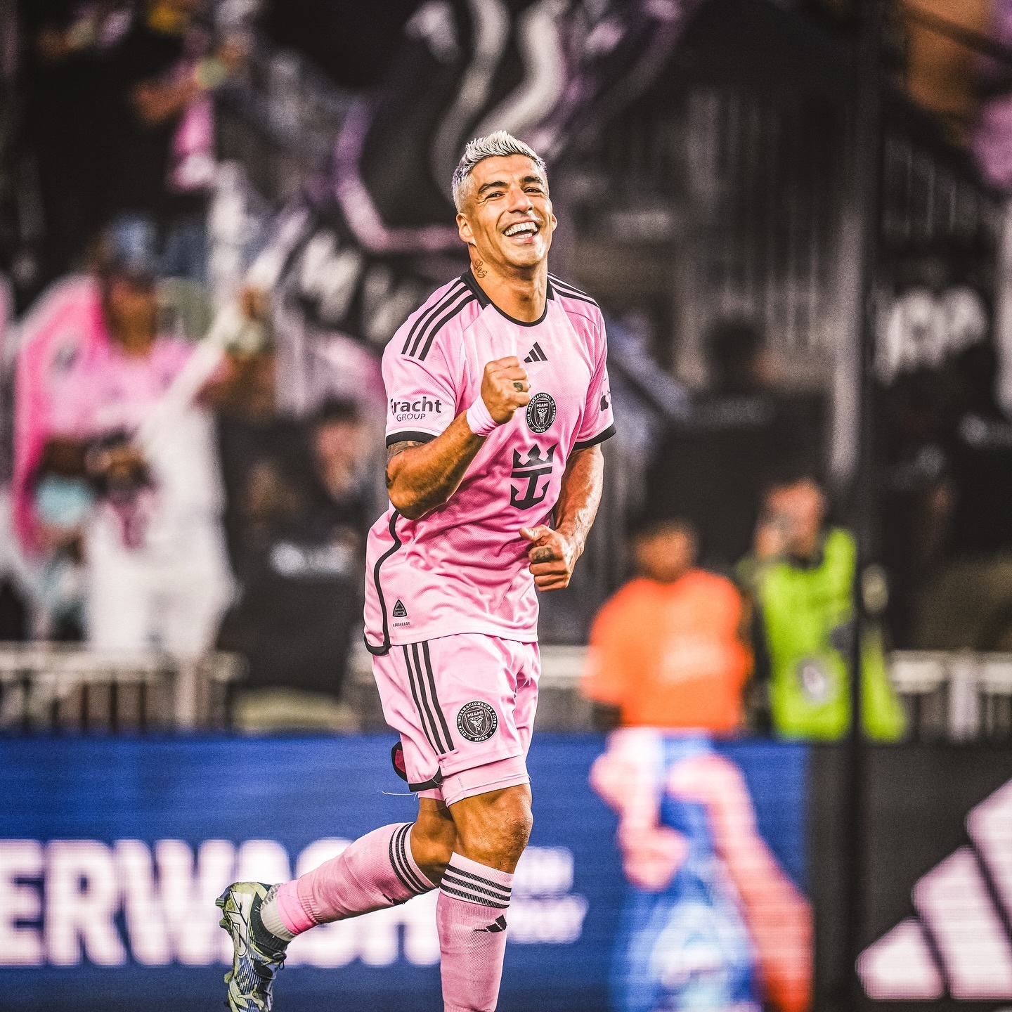 包含巴黎绝杀尤文，苏亚雷斯惊艳世界的词条