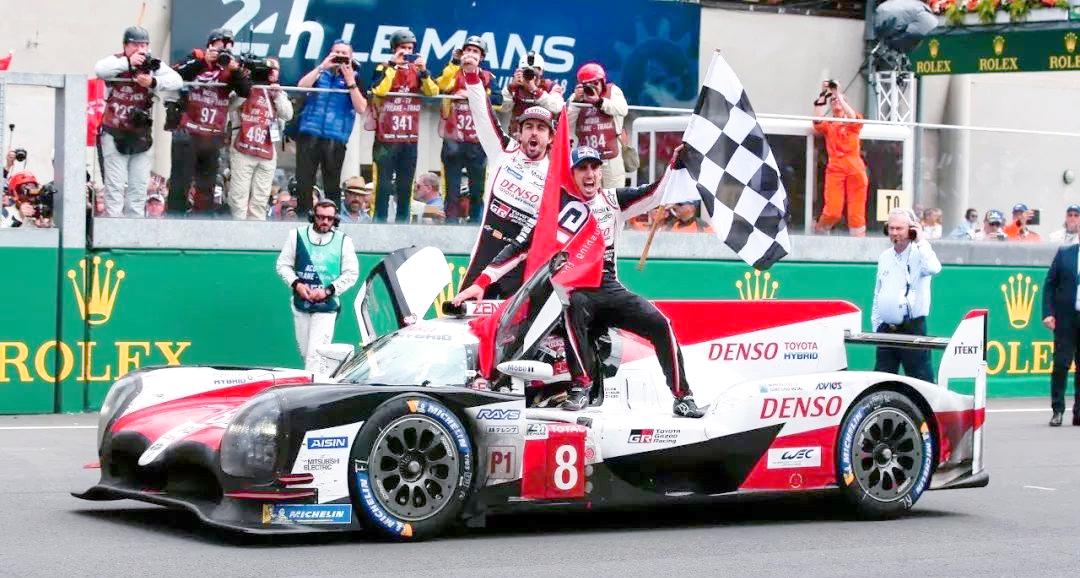 雷诺车队鏖战梅赛德斯，阿隆索统治全场