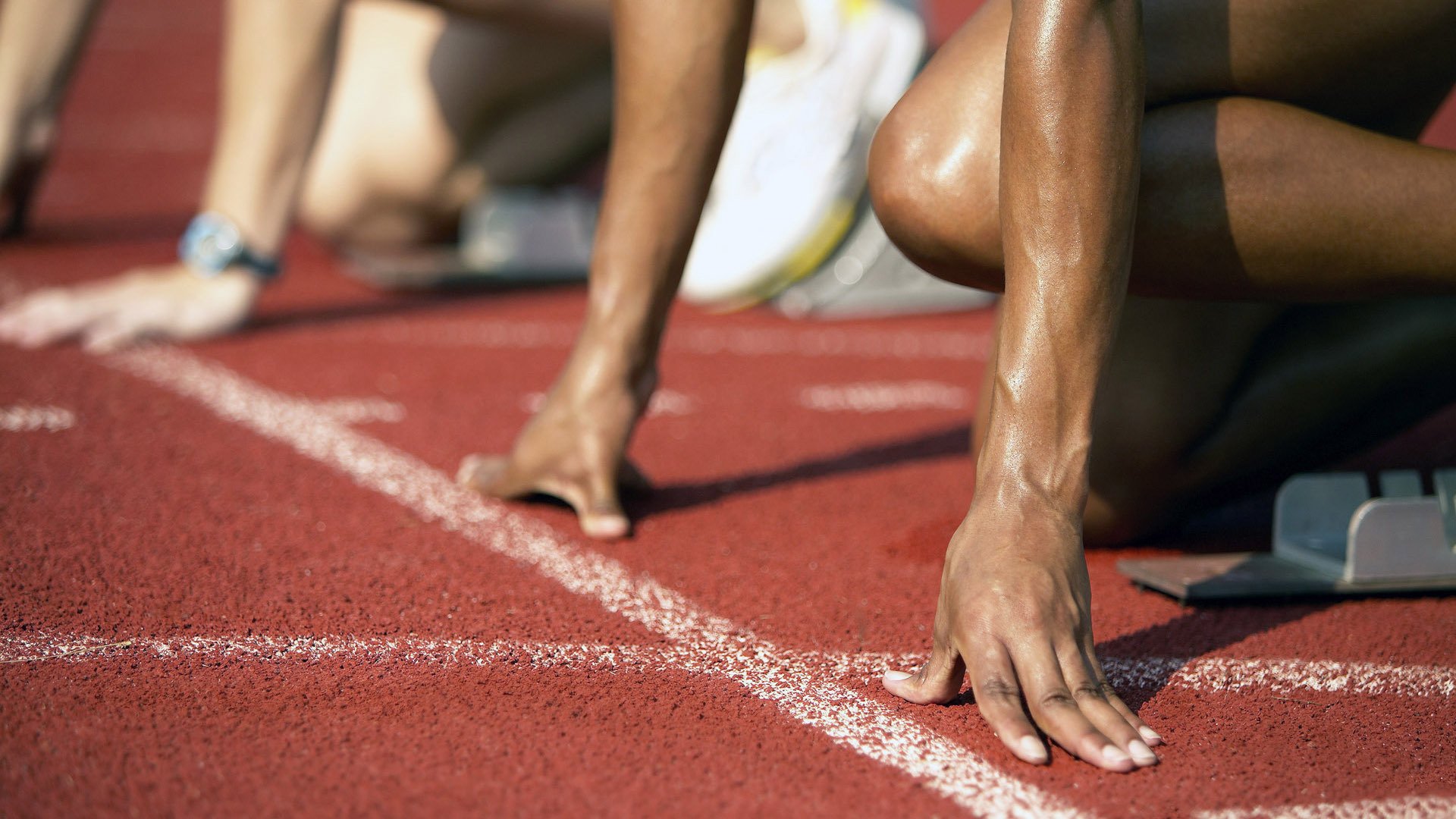 跨界体育狂潮，广厦队加时鏖战力克热火，塔图姆F1揭幕战上演逆袭接管