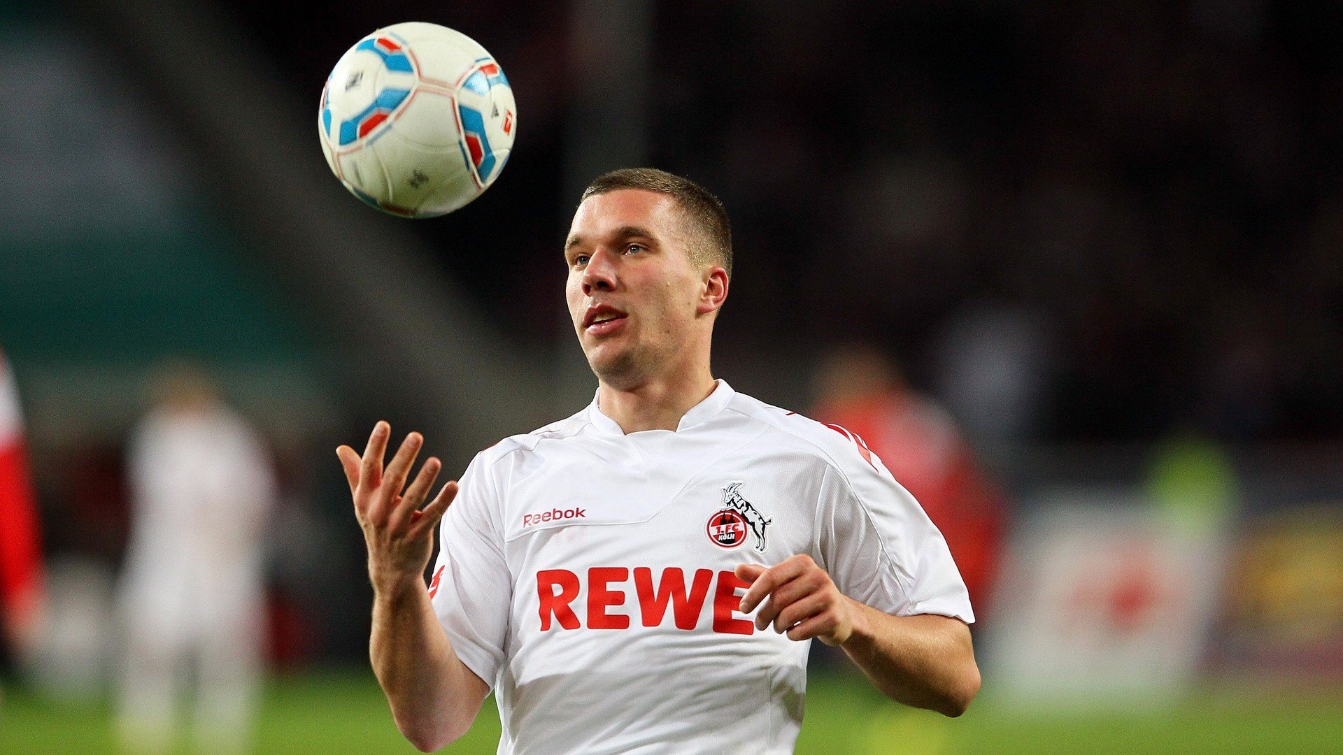 资本收购与绝杀进球，足球世界的双重接管