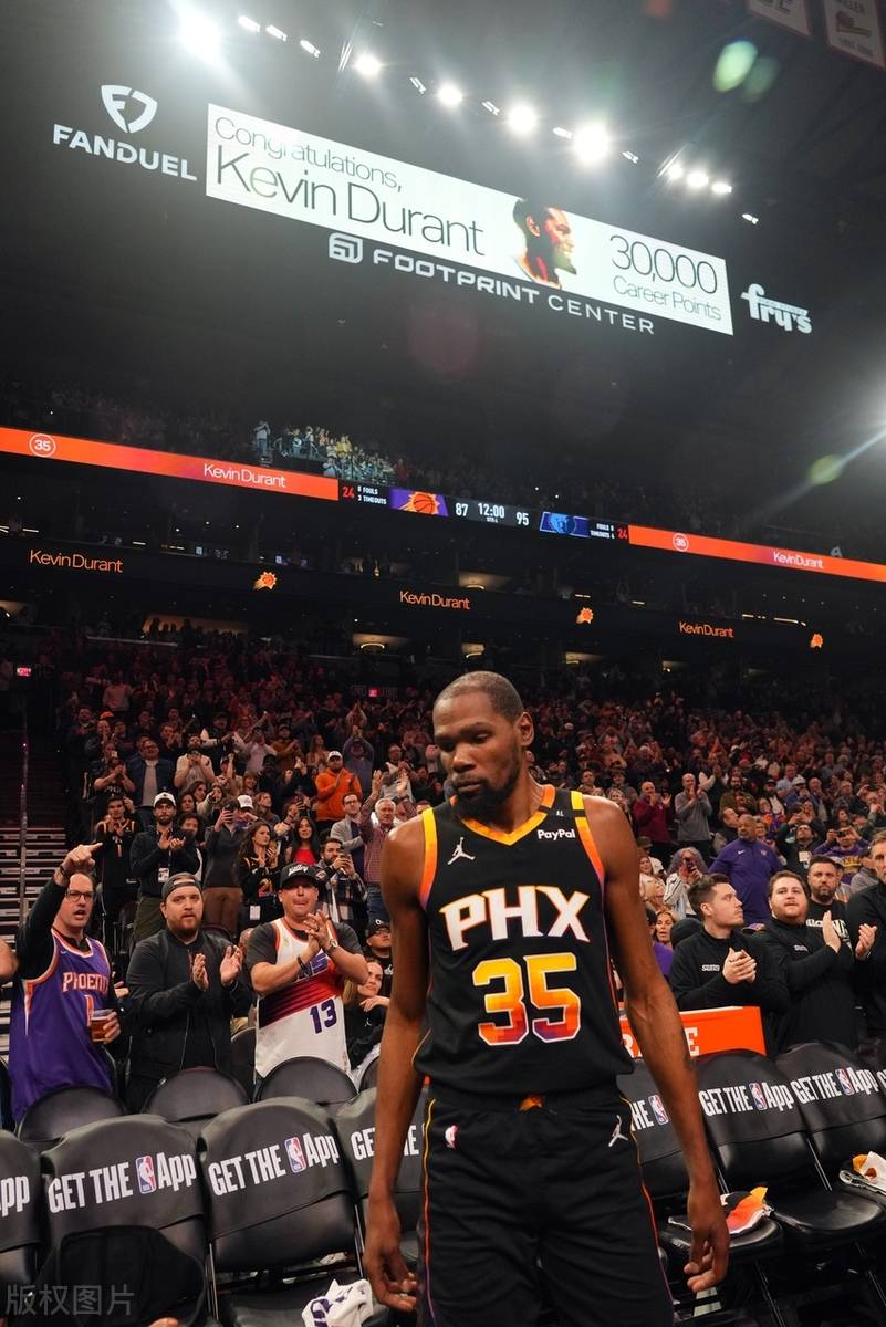 NBA总决赛之夜,杜兰特成为全场焦点 NBA总决赛之夜,杜兰特成为全场焦点