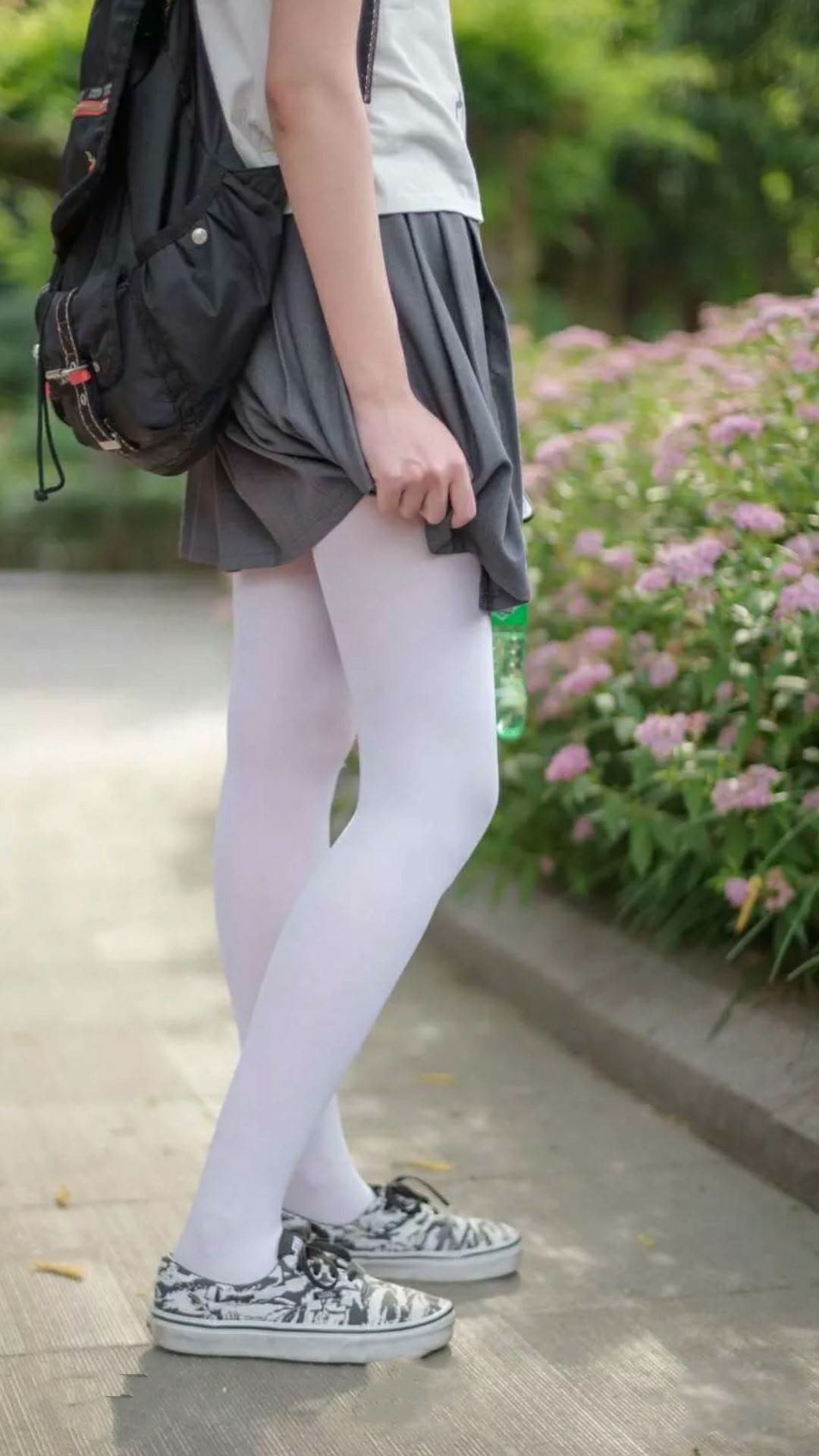 喀麦隆风暴席卷郁金香,布罗佐维奇导演惊天大胜,门将神勇铸就黑马传奇